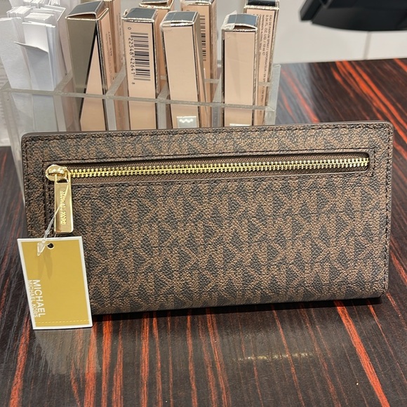 Michael Kors Reed Large Bifold Signature Snap Wallet Card Case 
Brown 
NWT - Picture 5 of 16